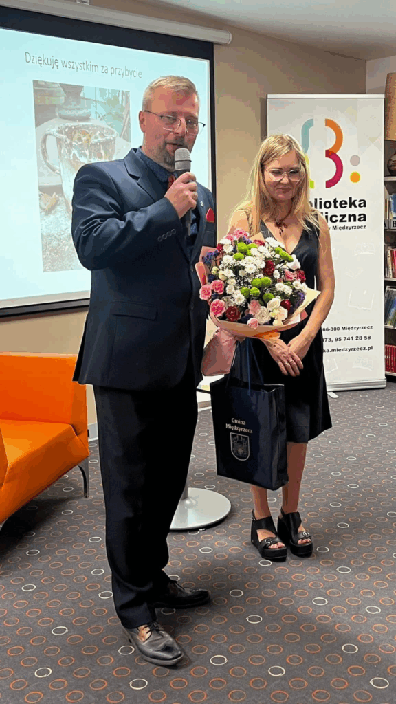 Prezes Fundacji Katarzyna Sztuba-Frąckowiak odbiera gratulacje od Pana Burmistrza Międzyrzecza Remigiusza Lorenza, Dyrektora Międzyrzeckiego Ośrodka Kultury Eweliny Izydorczyk-Lewy oraz Dyrektora Samodzielnego Publicznego Szpitala dla Nerwowo i Psychicznie Chorych w Międzyrzeczu-Obrzycach Ewy Lewickiej-Michalewskiej.
