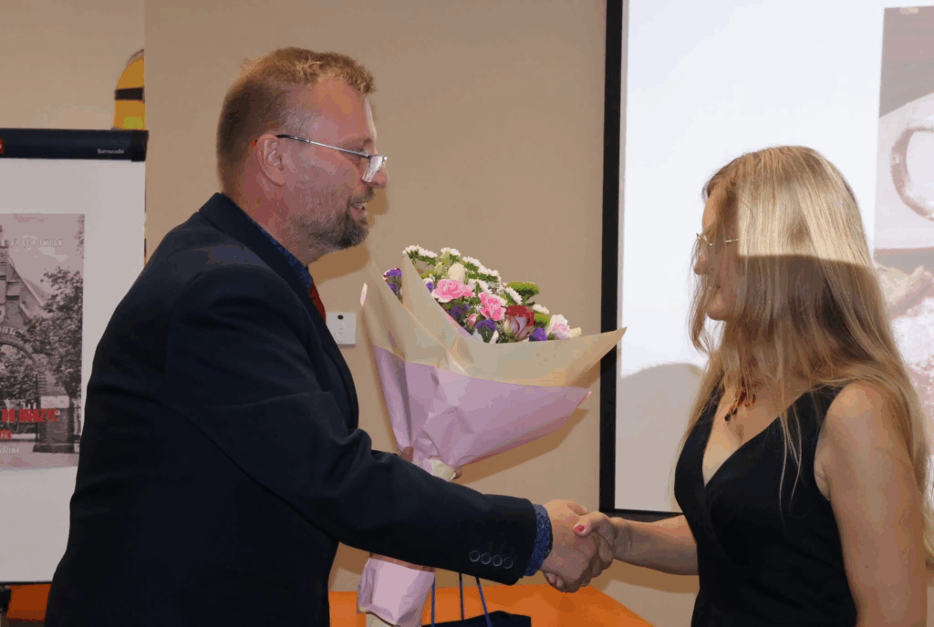 Prezes Fundacji Katarzyna Sztuba-Frąckowiak odbiera gratulacje od Pana Burmistrza Międzyrzecza Remigiusza Lorenza, Dyrektora Międzyrzeckiego Ośrodka Kultury Eweliny Izydorczyk-Lewy oraz Dyrektora Samodzielnego Publicznego Szpitala dla Nerwowo i Psychicznie Chorych w Międzyrzeczu-Obrzycach Ewy Lewickiej-Michalewskiej.
