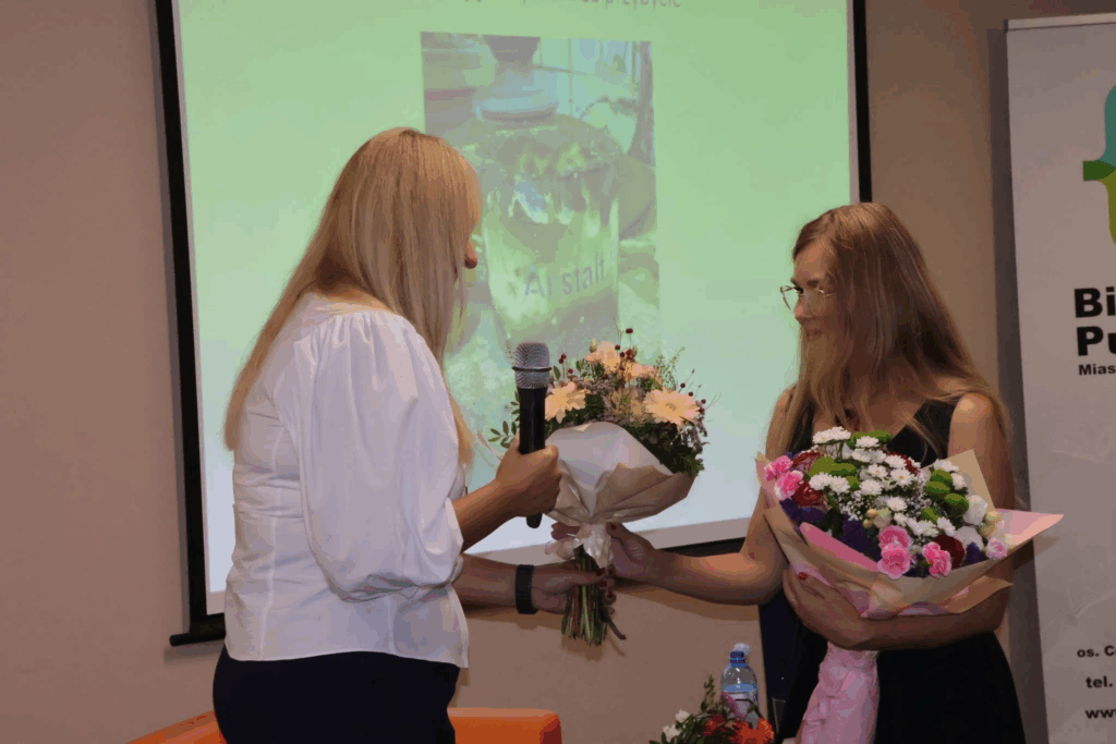 Prezes Fundacji Katarzyna Sztuba-Frąckowiak odbiera gratulacje od Pana Burmistrza Międzyrzecza Remigiusza Lorenza, Dyrektora Międzyrzeckiego Ośrodka Kultury Eweliny Izydorczyk-Lewy oraz Dyrektora Samodzielnego Publicznego Szpitala dla Nerwowo i Psychicznie Chorych w Międzyrzeczu-Obrzycach Ewy Lewickiej-Michalewskiej.
