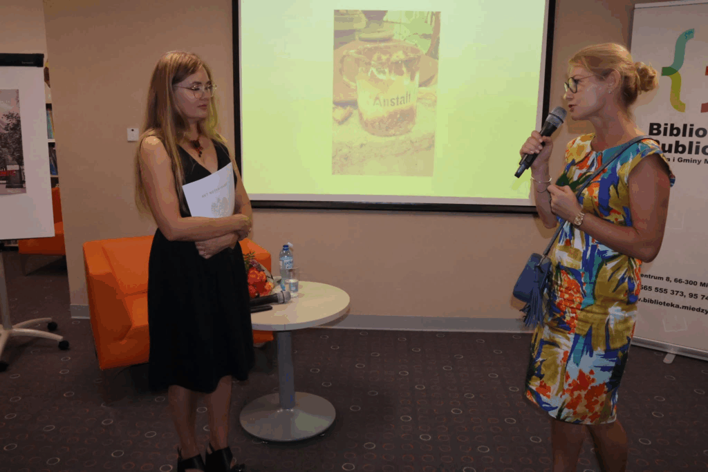 Prezes Fundacji Katarzyna Sztuba-Frąckowiak odbiera gratulacje od Pana Burmistrza Międzyrzecza Remigiusza Lorenza, Dyrektora Międzyrzeckiego Ośrodka Kultury Eweliny Izydorczyk-Lewy oraz Dyrektora Samodzielnego Publicznego Szpitala dla Nerwowo i Psychicznie Chorych w Międzyrzeczu-Obrzycach Ewy Lewickiej-Michalewskiej.