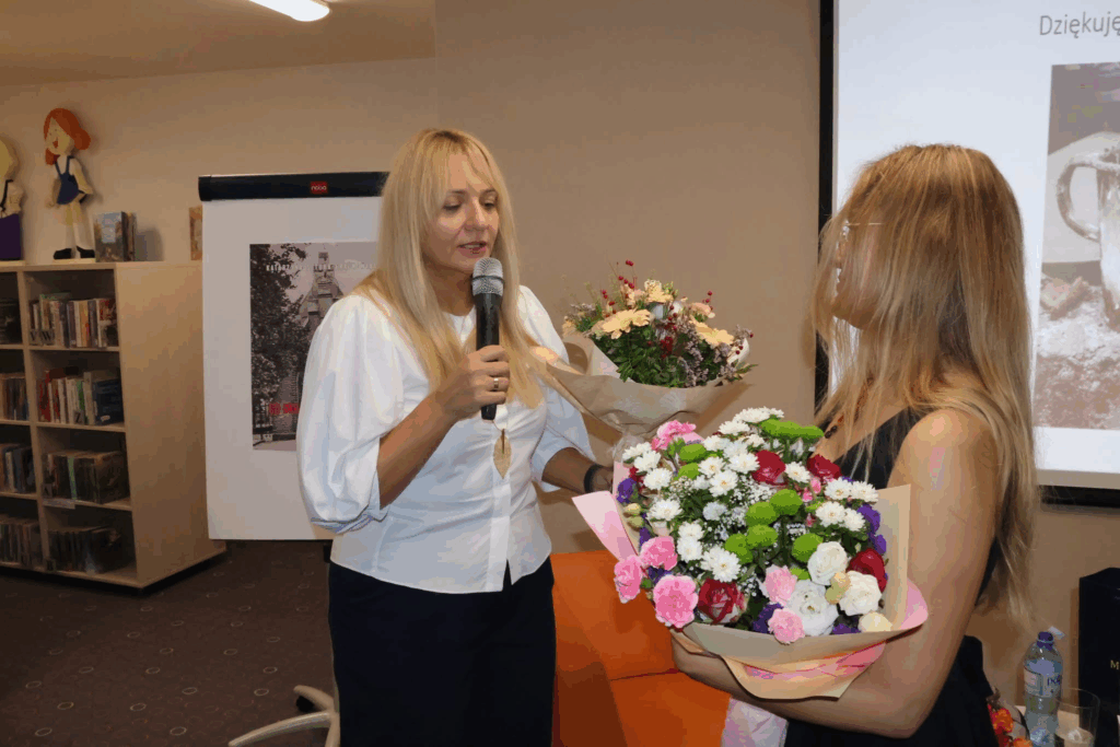 Prezes Fundacji Katarzyna Sztuba-Frąckowiak odbiera gratulacje od Pana Burmistrza Międzyrzecza Remigiusza Lorenza, Dyrektora Międzyrzeckiego Ośrodka Kultury Eweliny Izydorczyk-Lewy oraz Dyrektora Samodzielnego Publicznego Szpitala dla Nerwowo i Psychicznie Chorych w Międzyrzeczu-Obrzycach Ewy Lewickiej-Michalewskiej.
