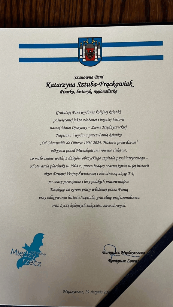 Prezes Fundacji Katarzyna Sztuba-Frąckowiak odbiera gratulacje od Pana Burmistrza Międzyrzecza Remigiusza Lorenza, Dyrektora Międzyrzeckiego Ośrodka Kultury Eweliny Izydorczyk-Lewy oraz Dyrektora Samodzielnego Publicznego Szpitala dla Nerwowo i Psychicznie Chorych w Międzyrzeczu-Obrzycach Ewy Lewickiej-Michalewskiej.
