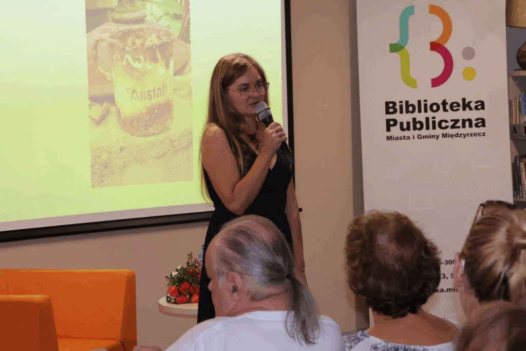 Prezes Fundacji Katarzyna Sztuba-Frąckowiak odbiera gratulacje od Pana Burmistrza Międzyrzecza Remigiusza Lorenza, Dyrektora Międzyrzeckiego Ośrodka Kultury Eweliny Izydorczyk-Lewy oraz Dyrektora Samodzielnego Publicznego Szpitala dla Nerwowo i Psychicznie Chorych w Międzyrzeczu-Obrzycach Ewy Lewickiej-Michalewskiej.