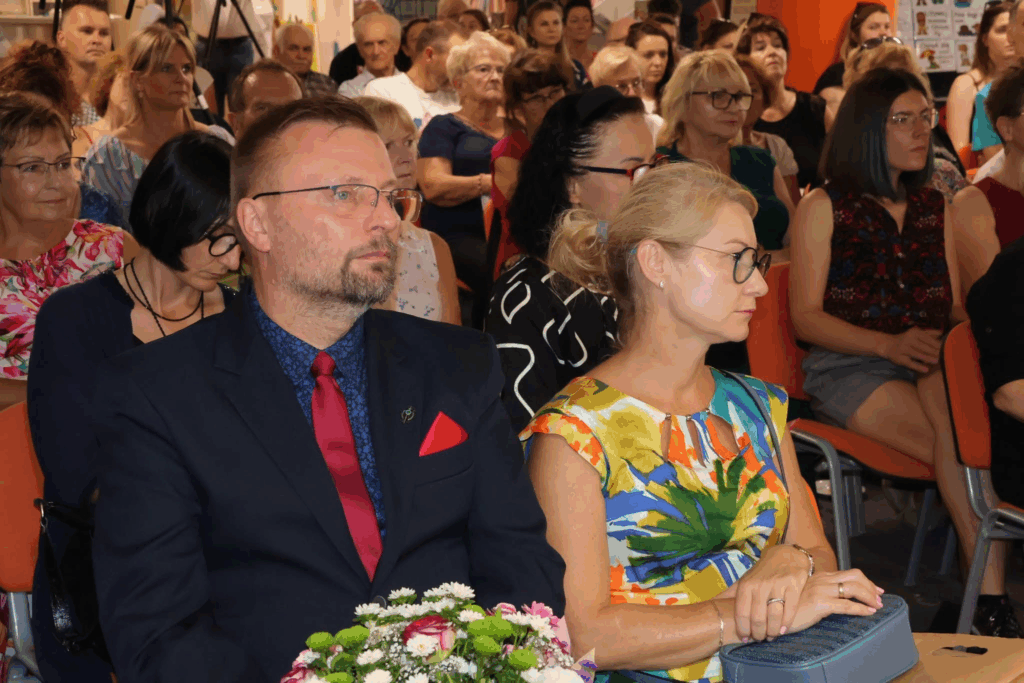Prezes Fundacji Katarzyna Sztuba-Frąckowiak odbiera gratulacje od Pana Burmistrza Międzyrzecza Remigiusza Lorenza, Dyrektora Międzyrzeckiego Ośrodka Kultury Eweliny Izydorczyk-Lewy oraz Dyrektora Samodzielnego Publicznego Szpitala dla Nerwowo i Psychicznie Chorych w Międzyrzeczu-Obrzycach Ewy Lewickiej-Michalewskiej.