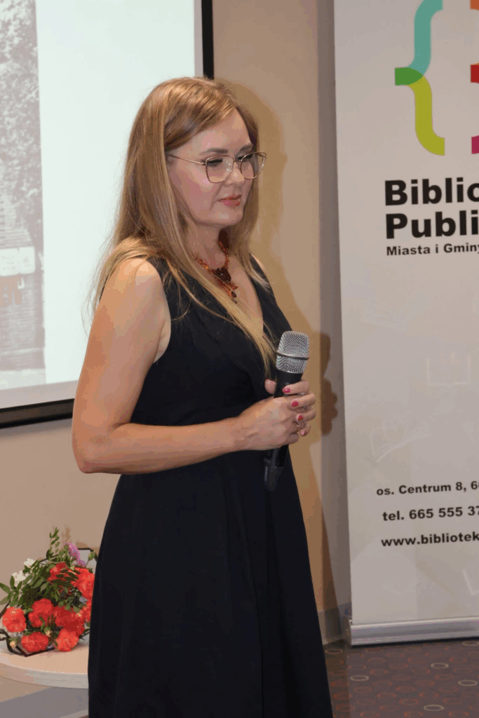 Prezes Fundacji Katarzyna Sztuba-Frąckowiak odbiera gratulacje od Pana Burmistrza Międzyrzecza Remigiusza Lorenza, Dyrektora Międzyrzeckiego Ośrodka Kultury Eweliny Izydorczyk-Lewy oraz Dyrektora Samodzielnego Publicznego Szpitala dla Nerwowo i Psychicznie Chorych w Międzyrzeczu-Obrzycach Ewy Lewickiej-Michalewskiej.