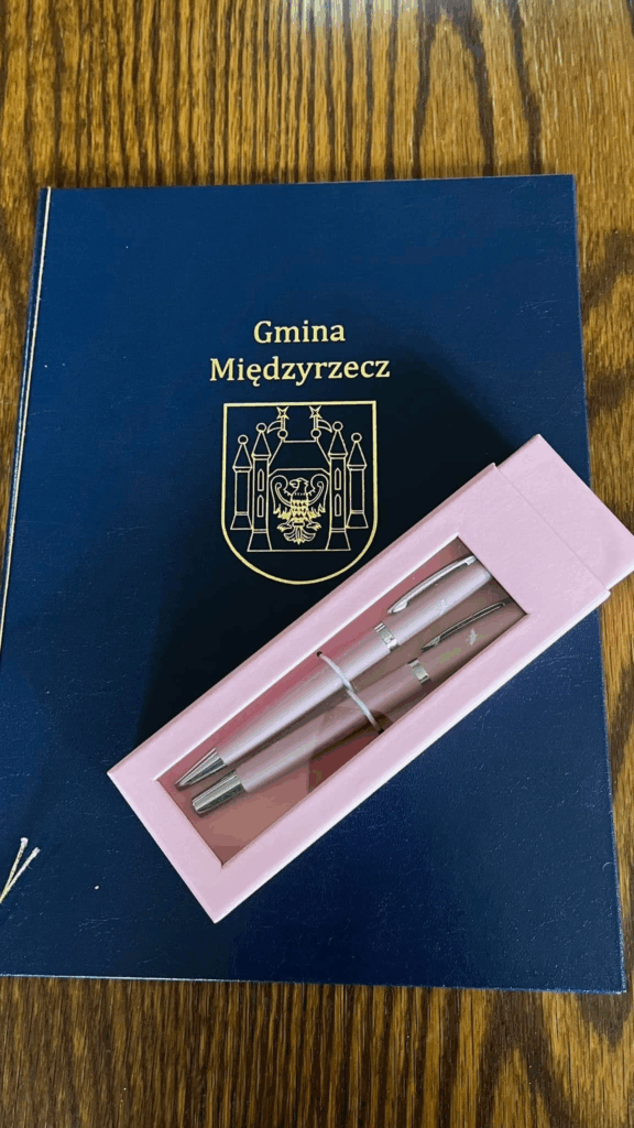 Prezes Fundacji Katarzyna Sztuba-Frąckowiak odbiera gratulacje od Pana Burmistrza Międzyrzecza Remigiusza Lorenza, Dyrektora Międzyrzeckiego Ośrodka Kultury Eweliny Izydorczyk-Lewy oraz Dyrektora Samodzielnego Publicznego Szpitala dla Nerwowo i Psychicznie Chorych w Międzyrzeczu-Obrzycach Ewy Lewickiej-Michalewskiej.