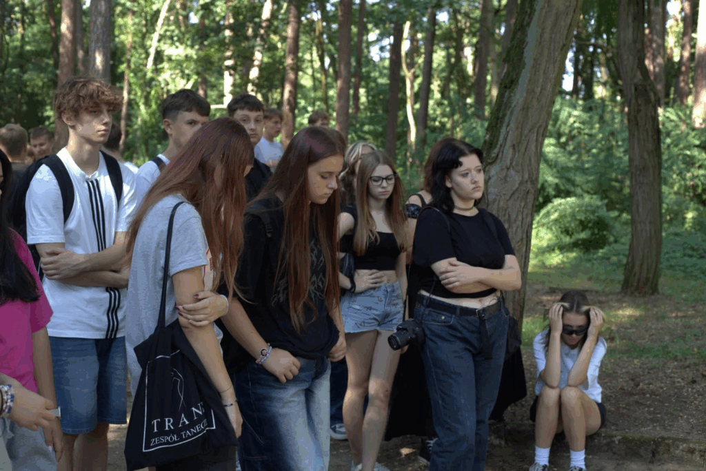 Lekcja historii na spacerze edukacyjnym po terenie Szpitala dla Nerwowo i Psychicznie Chorych w Międzyrzeczu-Obrzycach