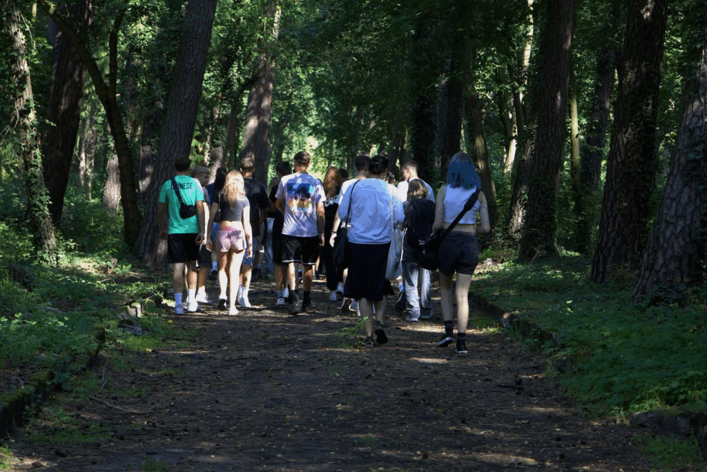 Lekcja historii na spacerze edukacyjnym po terenie Szpitala dla Nerwowo i Psychicznie Chorych w Międzyrzeczu-Obrzycach