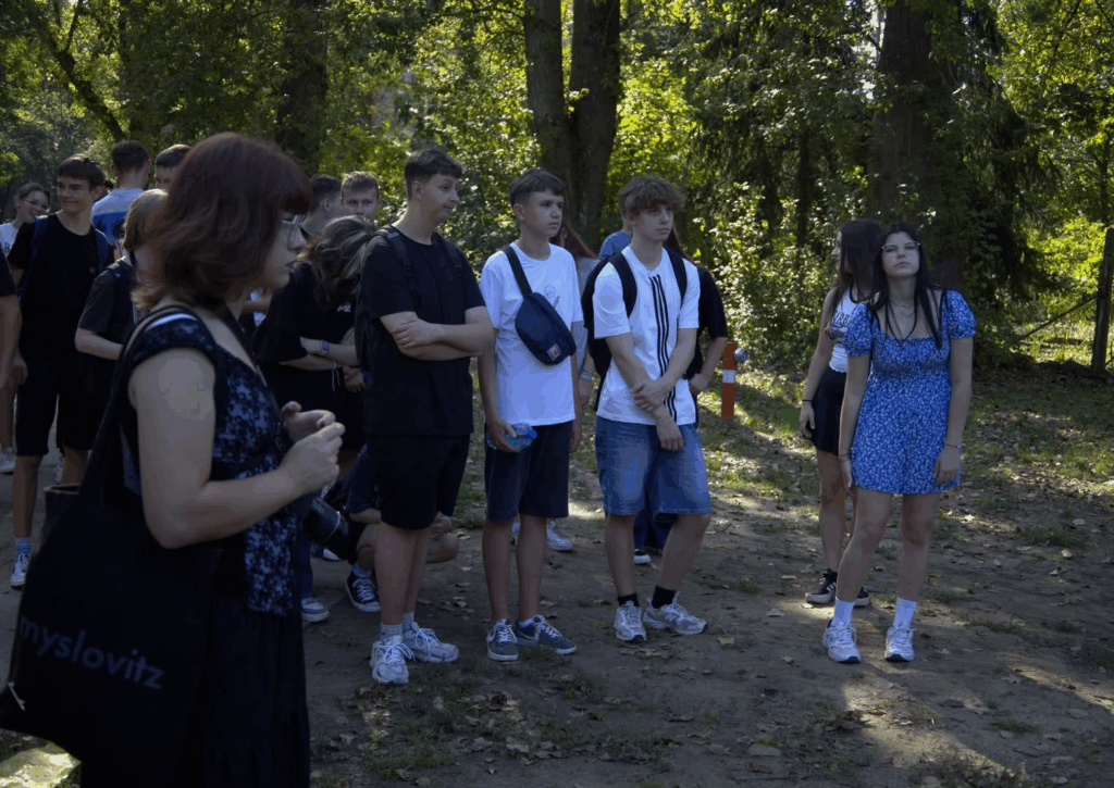 Lekcja historii na spacerze edukacyjnym po terenie Szpitala dla Nerwowo i Psychicznie Chorych w Międzyrzeczu-Obrzycach