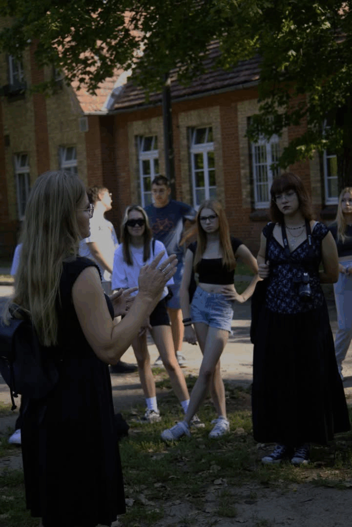 Lekcja historii na spacerze edukacyjnym po terenie Szpitala dla Nerwowo i Psychicznie Chorych w Międzyrzeczu-Obrzycach