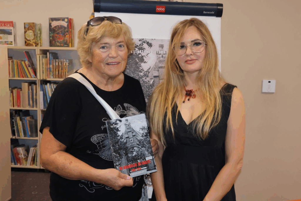 Prezes Fundacji Katarzyna Sztuba-Frąckowiak odbiera gratulacje od Pana Burmistrza Międzyrzecza Remigiusza Lorenza, Dyrektora Międzyrzeckiego Ośrodka Kultury Eweliny Izydorczyk-Lewy oraz Dyrektora Samodzielnego Publicznego Szpitala dla Nerwowo i Psychicznie Chorych w Międzyrzeczu-Obrzycach Ewy Lewickiej-Michalewskiej.