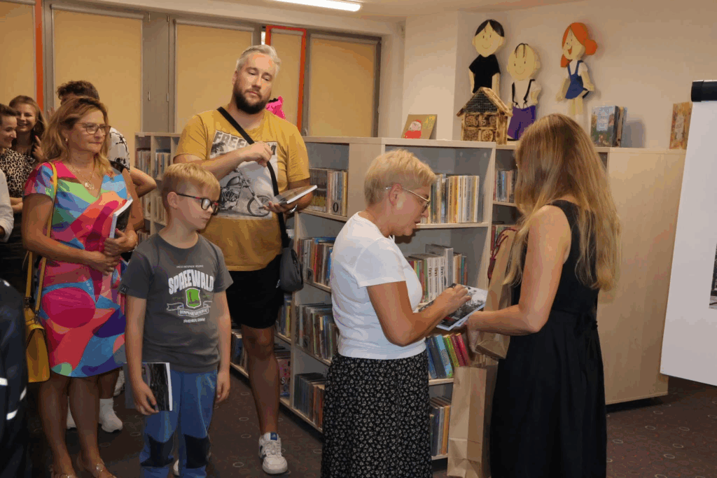Prezes Fundacji Katarzyna Sztuba-Frąckowiak odbiera gratulacje od Pana Burmistrza Międzyrzecza Remigiusza Lorenza, Dyrektora Międzyrzeckiego Ośrodka Kultury Eweliny Izydorczyk-Lewy oraz Dyrektora Samodzielnego Publicznego Szpitala dla Nerwowo i Psychicznie Chorych w Międzyrzeczu-Obrzycach Ewy Lewickiej-Michalewskiej.