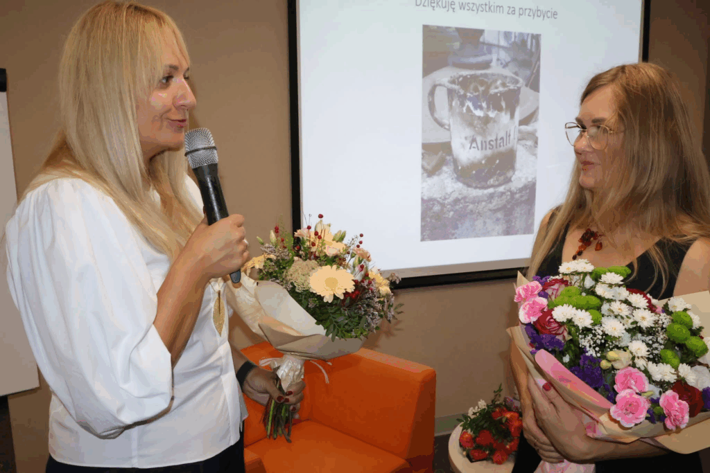 Prezes Fundacji Katarzyna Sztuba-Frąckowiak odbiera gratulacje od Pana Burmistrza Międzyrzecza Remigiusza Lorenza, Dyrektora Międzyrzeckiego Ośrodka Kultury Eweliny Izydorczyk-Lewy oraz Dyrektora Samodzielnego Publicznego Szpitala dla Nerwowo i Psychicznie Chorych w Międzyrzeczu-Obrzycach Ewy Lewickiej-Michalewskiej.