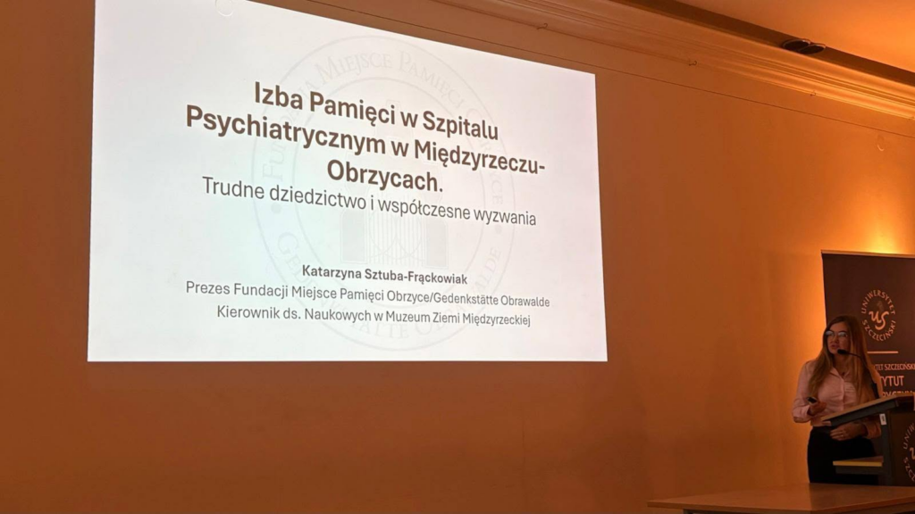 TEMAT OBRZYCKIEJ IZBY PAMIĘCI NA MIĘDZYNARODOWEJ KONFERENCJI