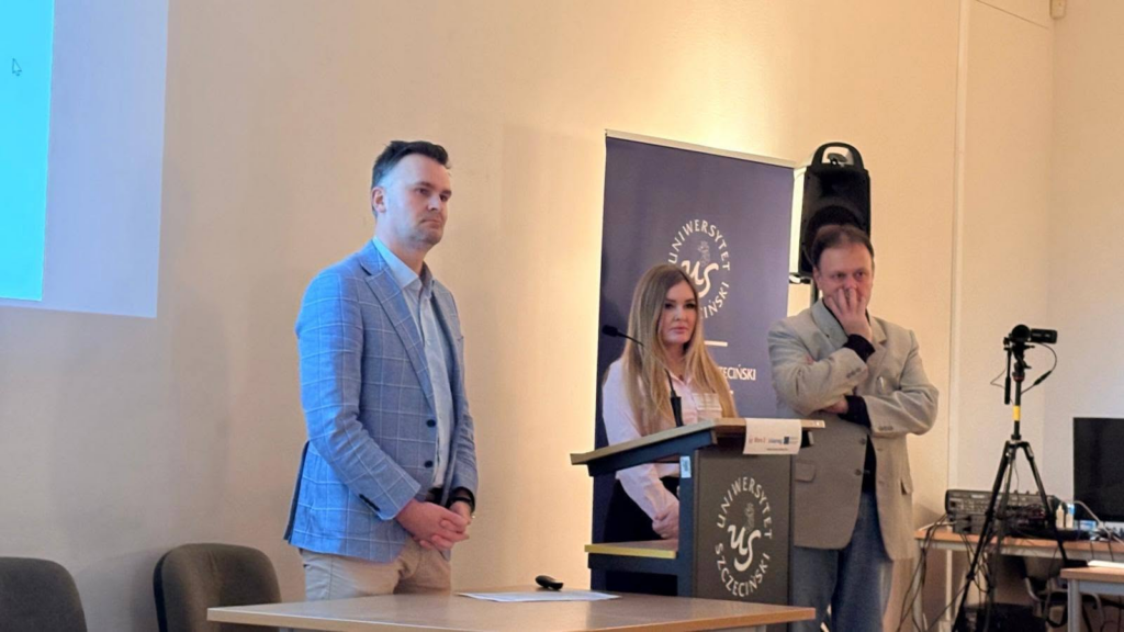 TEMAT OBRZYCKIEJ IZBY PAMIĘCI NA MIĘDZYNARODOWEJ KONFERENCJI